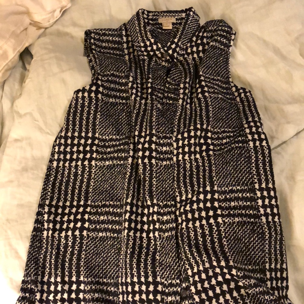 Printed sleeveless collared shirt.